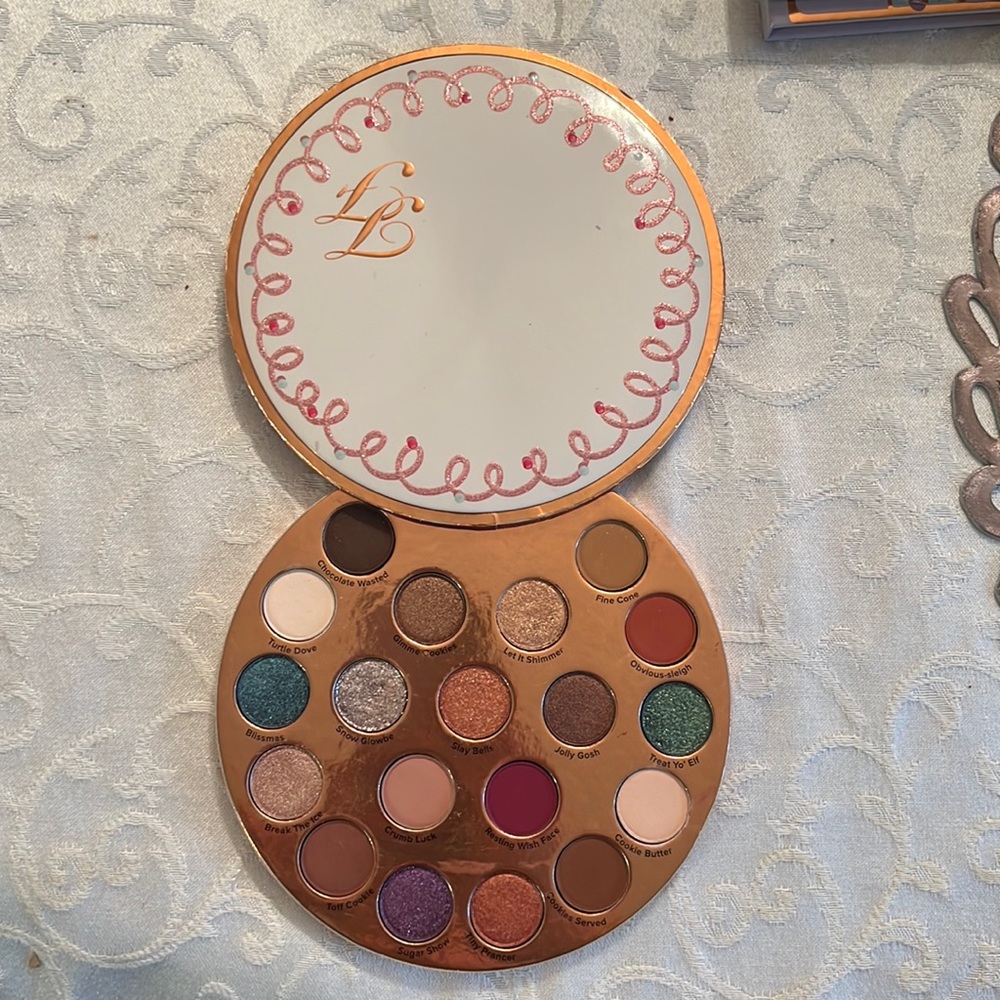 Too Faced 19 eyeshadow palette